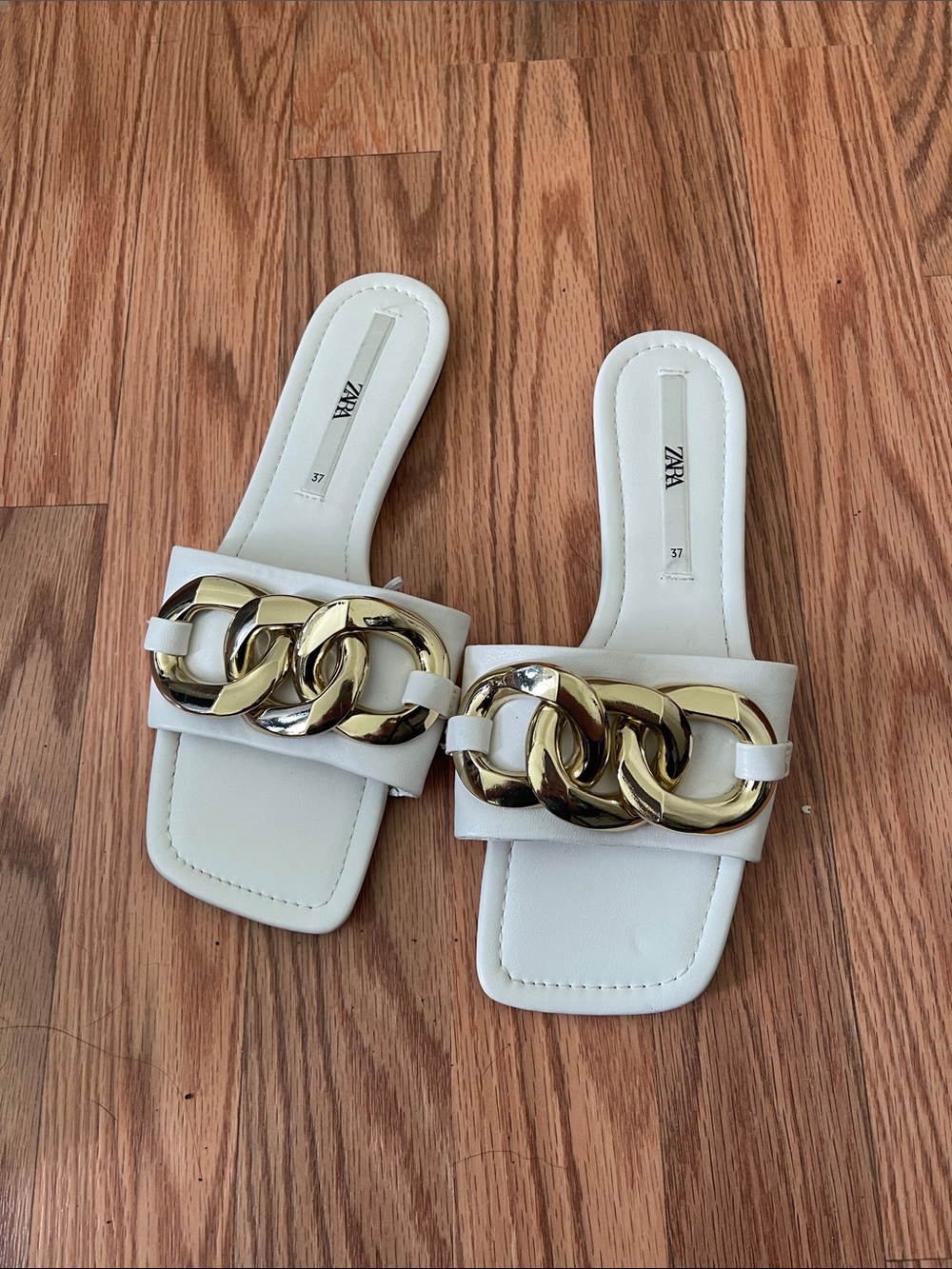 Zara White Slide Sandals with Oversized Gold Chain